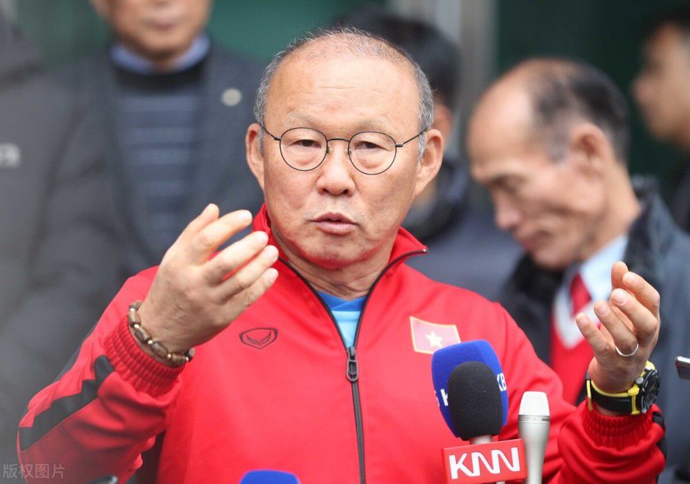 小武（王雄伟）是山西汾阳一个屡教不改的“惯偷”，即便公安部分在弄严打勾当，他仍要千方百计下手。可是抛开所谓的“小偷”身份，他是个十分恋旧十分传统的人，亲情、友谊在贰心中都有沉甸甸的份量。但旧日亲友老友早将他看做瘟神，唯恐遁藏不及。无形当中，小武只能往做边沿人，换回某些知足和抚慰。某天在歌厅唱歌时，小武结识了陪唱蜜斯胡梅梅（左百韬），类似的心情让两人成立了某种暗昧的感情。但是胡梅梅大白，小武并不是她的彼岸，她需要找到一个更有力的“臂膀”改变本身的命运。对此小武虽也大白，却在工作产生时仍没法按捺掉落。面临本身的将来，处境加倍为难拮据的小武愈发茫然无措。